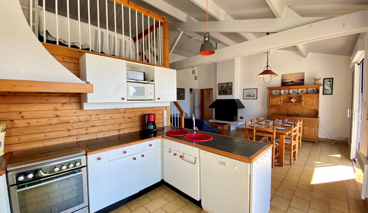 LA-SAUZAIE-MAISON-SITUEE-A-400M-DE-LA-PLAGE-TERRASSE-DE-100M²-AVEC-VUE-MER-Animaux-bienvenus-6