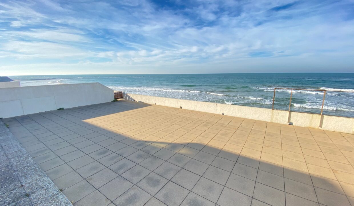 1ere-ligne-mer-La-Paree-Maison-familiale-4-chambres-140m²-de-terrasse-vue-mer-WIFI-18