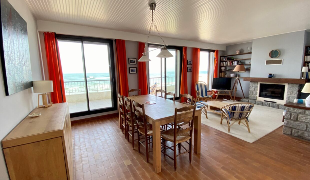 1ere-ligne-mer-La-Paree-Maison-familiale-4-chambres-140m²-de-terrasse-vue-mer-WIFI-2