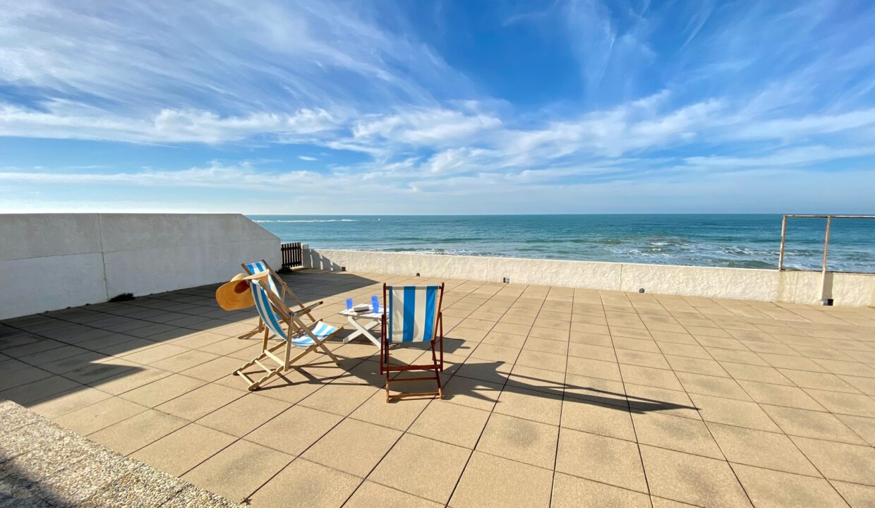 1ere-ligne-mer-La-Paree-Maison-familiale-4-chambres-140m²-de-terrasse-vue-mer-WIFI-9