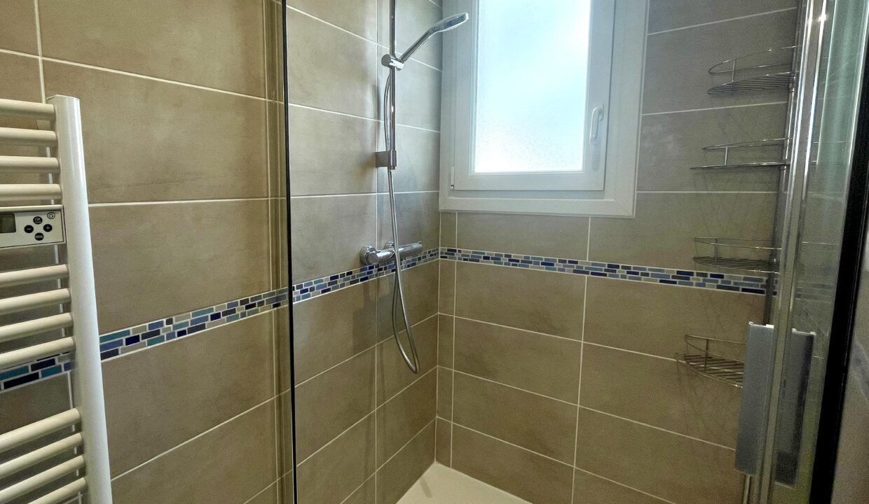 200m-bord-de-mer-Agreable-maison-familiale-3-chambres-avec-jardin-clos-et-belle-terrasse-en-bois-Acces-WIFI-11