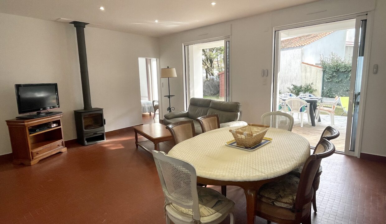200m-bord-de-mer-Agreable-maison-familiale-3-chambres-avec-jardin-clos-et-belle-terrasse-en-bois-Acces-WIFI-4