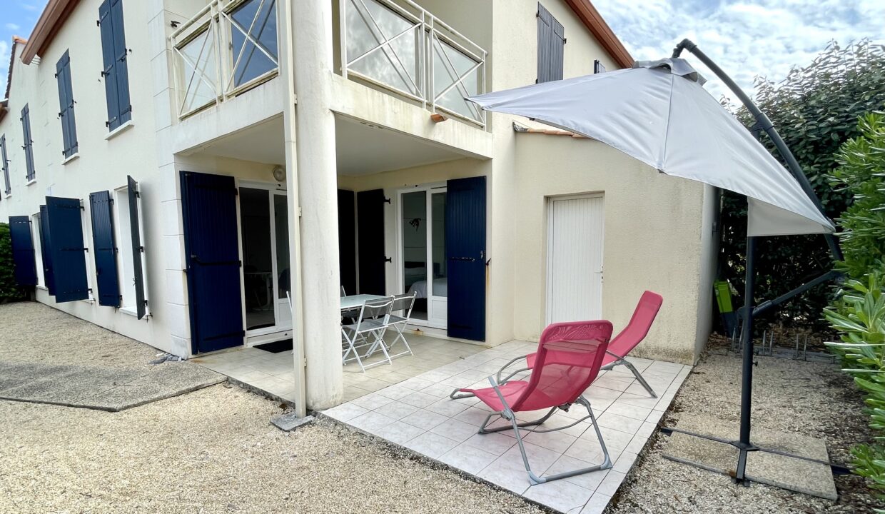 A-150-M-DE-LA-PLAGE-DE-LA-PAREE-APPARTEMENT-DANS-RESIDENCE-AVEC-PISCINE-COLLECTIVE-WIFI-1