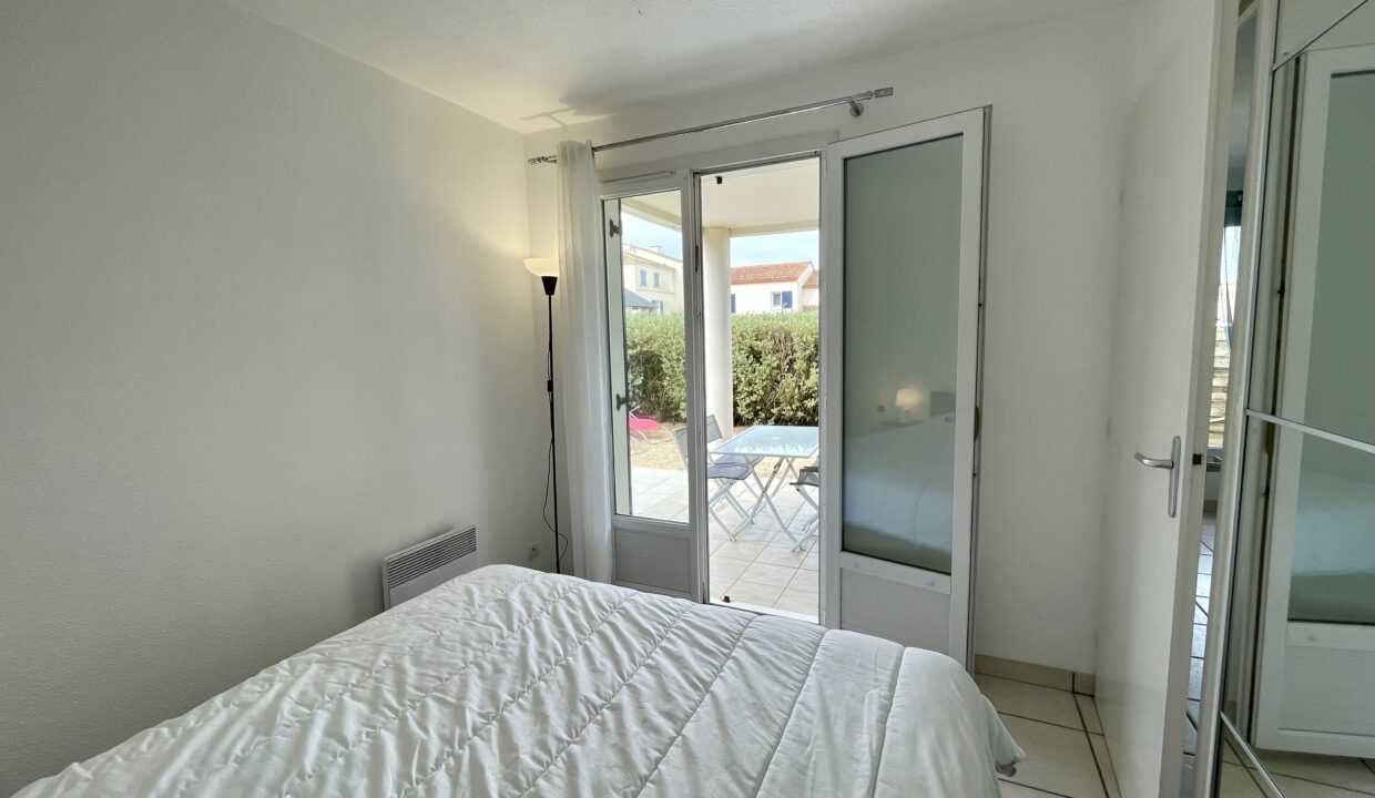 A-150-M-DE-LA-PLAGE-DE-LA-PAREE-APPARTEMENT-DANS-RESIDENCE-AVEC-PISCINE-COLLECTIVE-WIFI-10