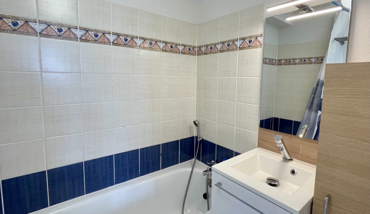 A-150-M-DE-LA-PLAGE-DE-LA-PAREE-APPARTEMENT-DANS-RESIDENCE-AVEC-PISCINE-COLLECTIVE-WIFI-11