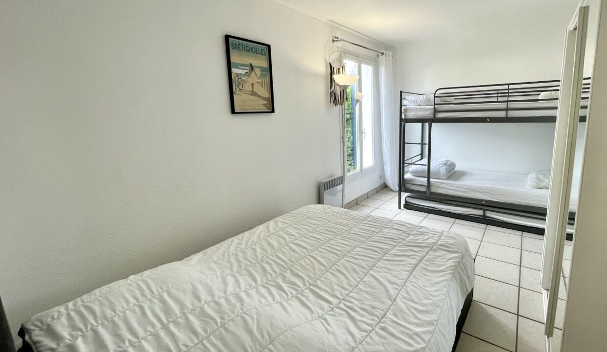 A-150-M-DE-LA-PLAGE-DE-LA-PAREE-APPARTEMENT-DANS-RESIDENCE-AVEC-PISCINE-COLLECTIVE-WIFI-12