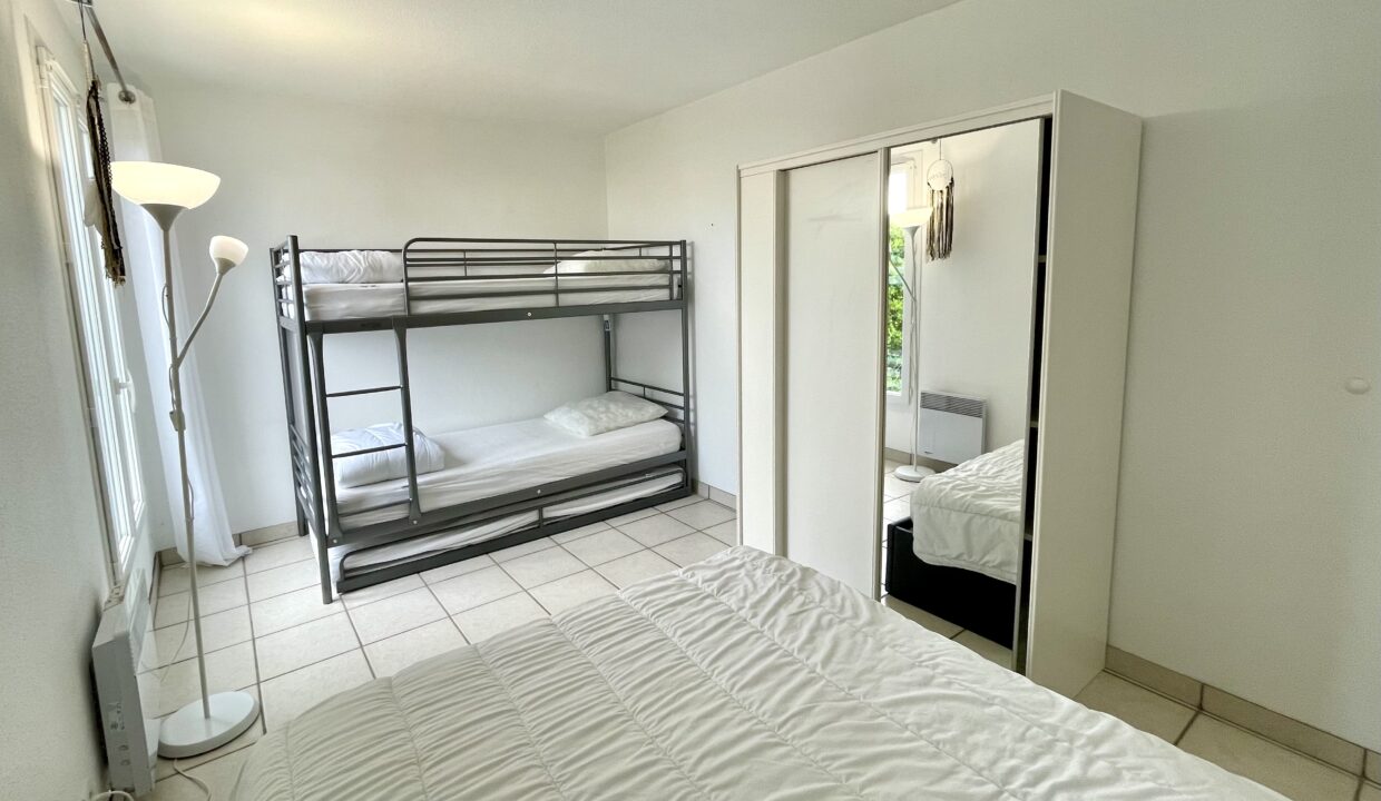 A-150-M-DE-LA-PLAGE-DE-LA-PAREE-APPARTEMENT-DANS-RESIDENCE-AVEC-PISCINE-COLLECTIVE-WIFI-13