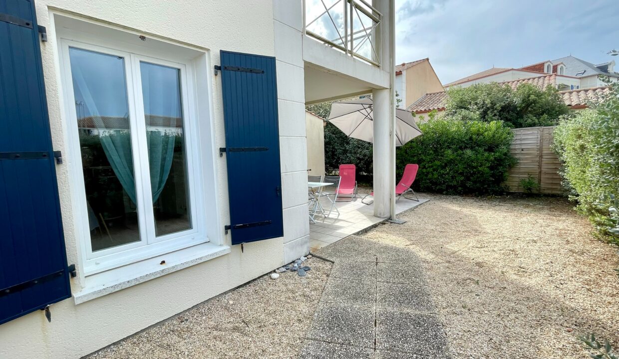A-150-M-DE-LA-PLAGE-DE-LA-PAREE-APPARTEMENT-DANS-RESIDENCE-AVEC-PISCINE-COLLECTIVE-WIFI-15