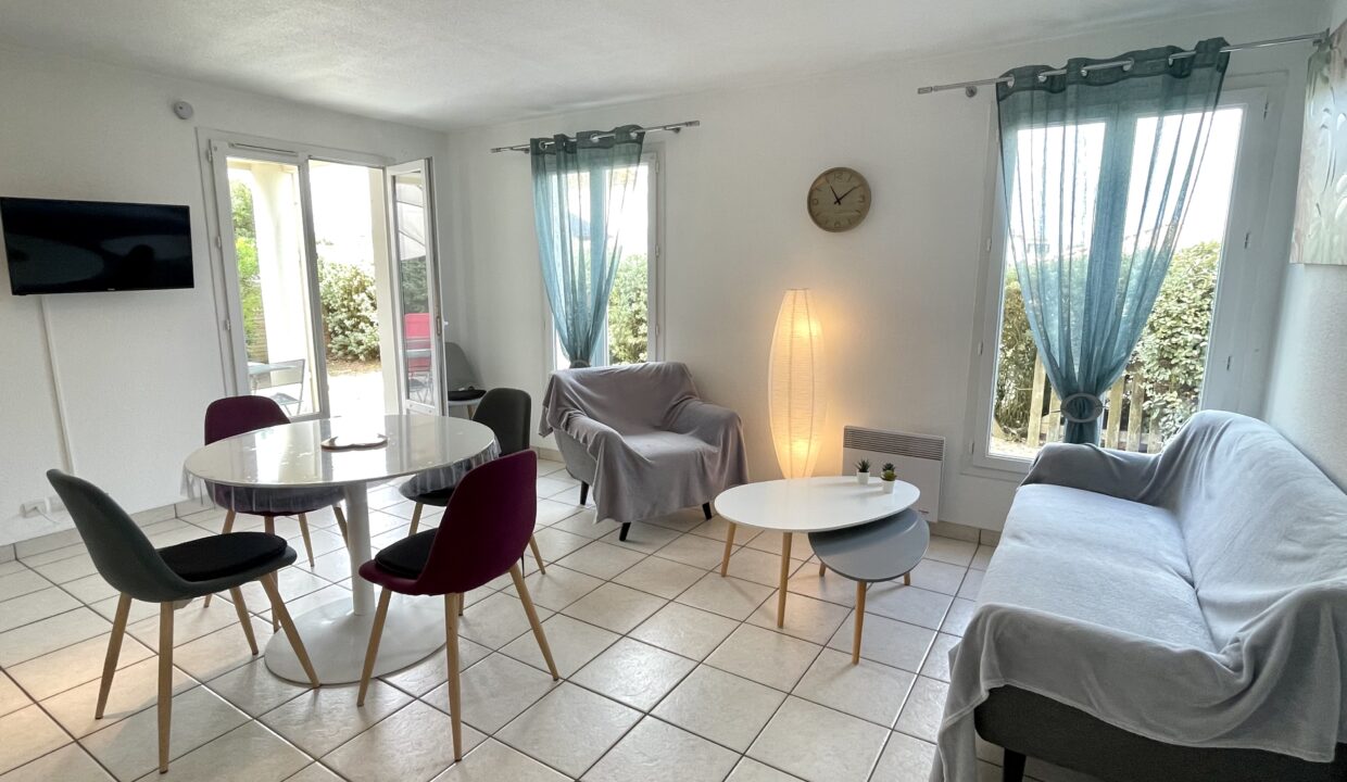 A-150-M-DE-LA-PLAGE-DE-LA-PAREE-APPARTEMENT-DANS-RESIDENCE-AVEC-PISCINE-COLLECTIVE-WIFI-2