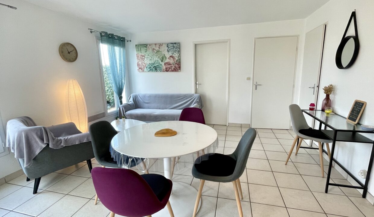 A-150-M-DE-LA-PLAGE-DE-LA-PAREE-APPARTEMENT-DANS-RESIDENCE-AVEC-PISCINE-COLLECTIVE-WIFI-4