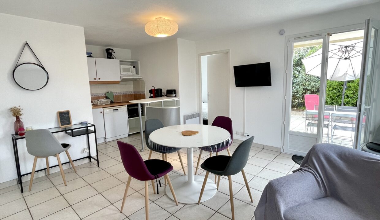 A-150-M-DE-LA-PLAGE-DE-LA-PAREE-APPARTEMENT-DANS-RESIDENCE-AVEC-PISCINE-COLLECTIVE-WIFI-5