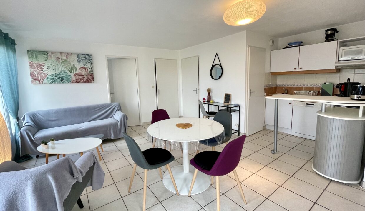 A-150-M-DE-LA-PLAGE-DE-LA-PAREE-APPARTEMENT-DANS-RESIDENCE-AVEC-PISCINE-COLLECTIVE-WIFI-6