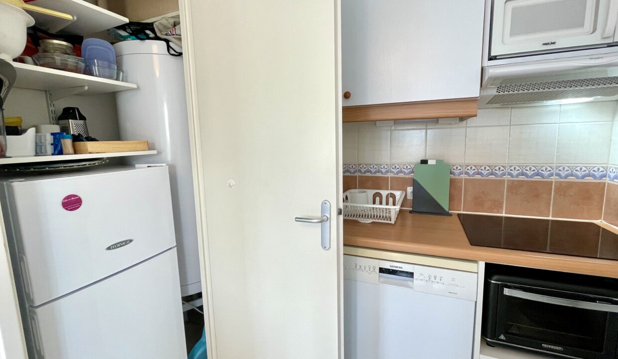 A-150-M-DE-LA-PLAGE-DE-LA-PAREE-APPARTEMENT-DANS-RESIDENCE-AVEC-PISCINE-COLLECTIVE-WIFI-8