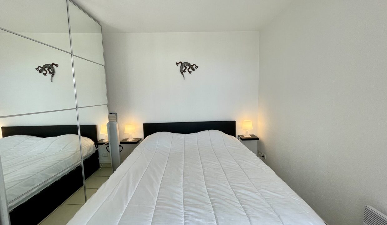 A-150-M-DE-LA-PLAGE-DE-LA-PAREE-APPARTEMENT-DANS-RESIDENCE-AVEC-PISCINE-COLLECTIVE-WIFI-9
