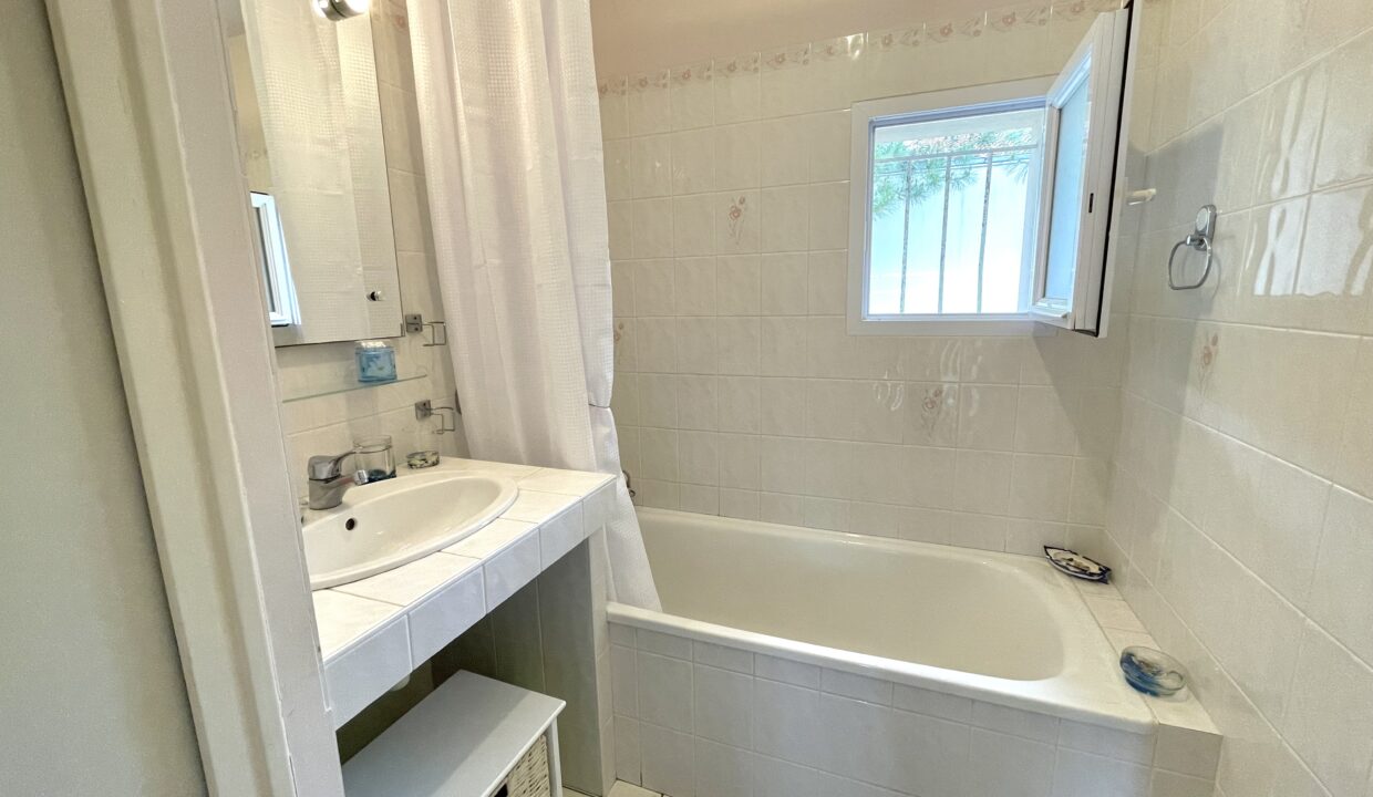 Agreable-maison-2-chambres-500-m-de-la-mer-Proche-quartier-de-La-Paree-WIFI-12