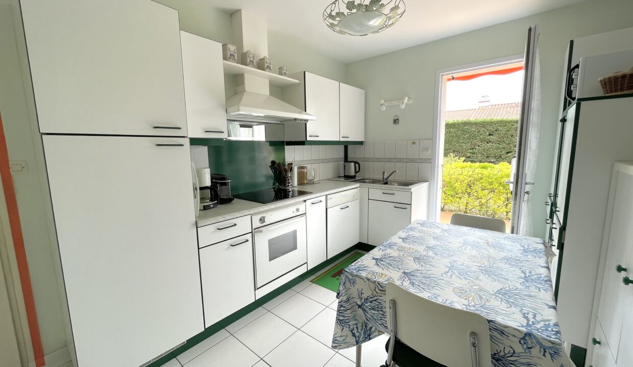 Agreable-maison-2-chambres-500-m-de-la-mer-Proche-quartier-de-La-Paree-WIFI-8