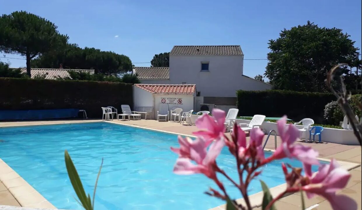 Appartement-renove-cosy-et-confortable-Residence-calme-au-milieu-des-pins-avec-piscine-chauffee-600m-mer-1