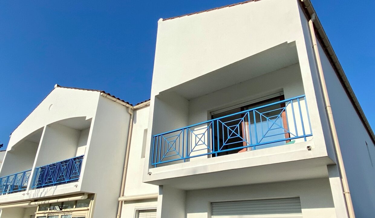 Appartement-renove-cosy-et-confortable-Residence-calme-au-milieu-des-pins-avec-piscine-chauffee-600m-mer-11