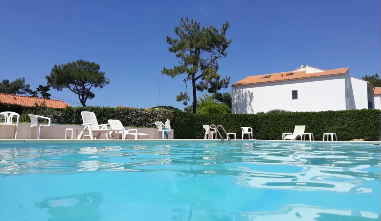 Appartement-renove-cosy-et-confortable-Residence-calme-au-milieu-des-pins-avec-piscine-chauffee-600m-mer-12