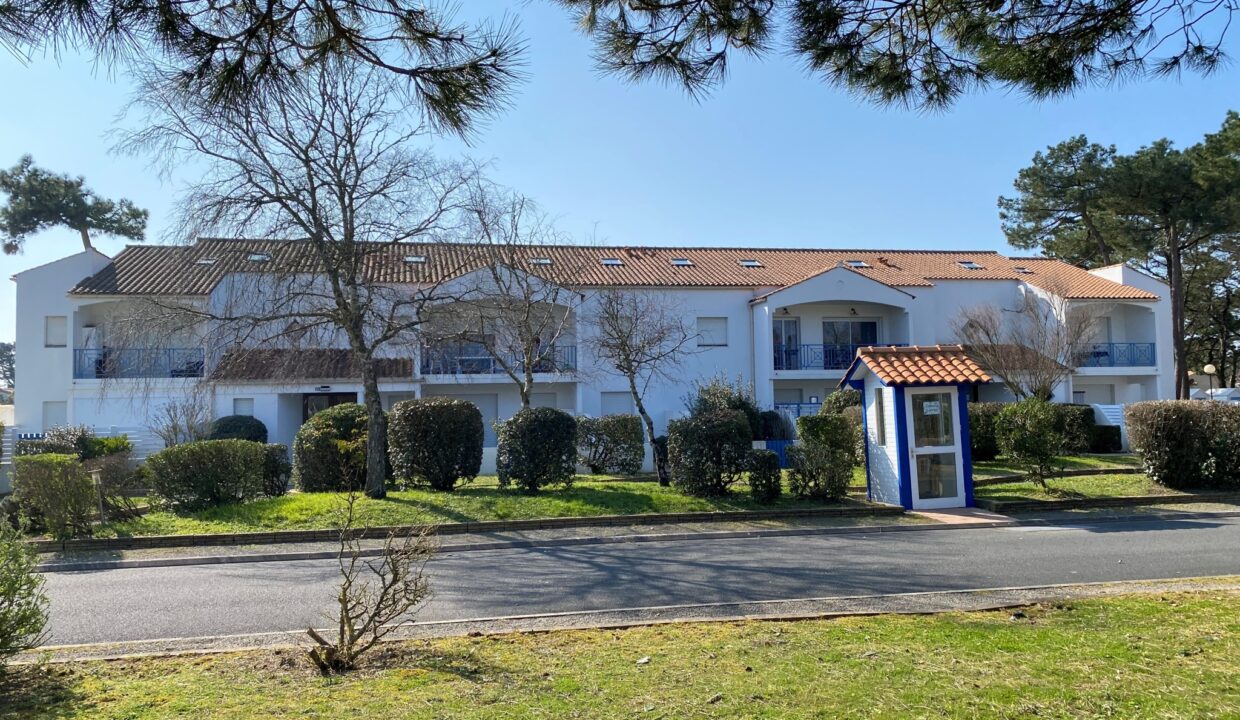 Appartement-renove-cosy-et-confortable-Residence-calme-au-milieu-des-pins-avec-piscine-chauffee-600m-mer-13