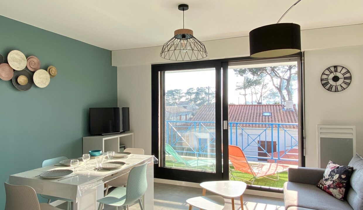 Appartement-renove-cosy-et-confortable-Residence-calme-au-milieu-des-pins-avec-piscine-chauffee-600m-mer-2