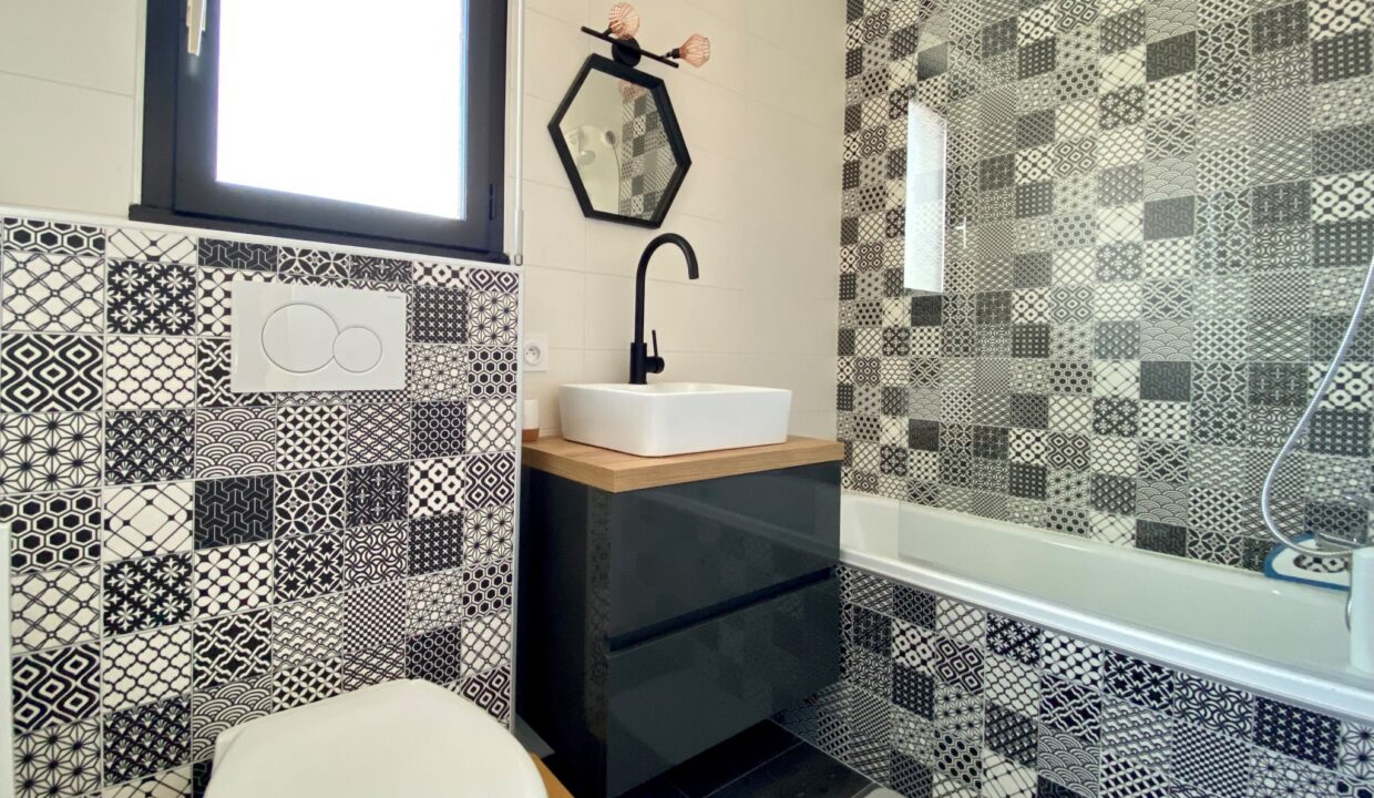 Appartement-renove-cosy-et-confortable-Residence-calme-au-milieu-des-pins-avec-piscine-chauffee-600m-mer-6