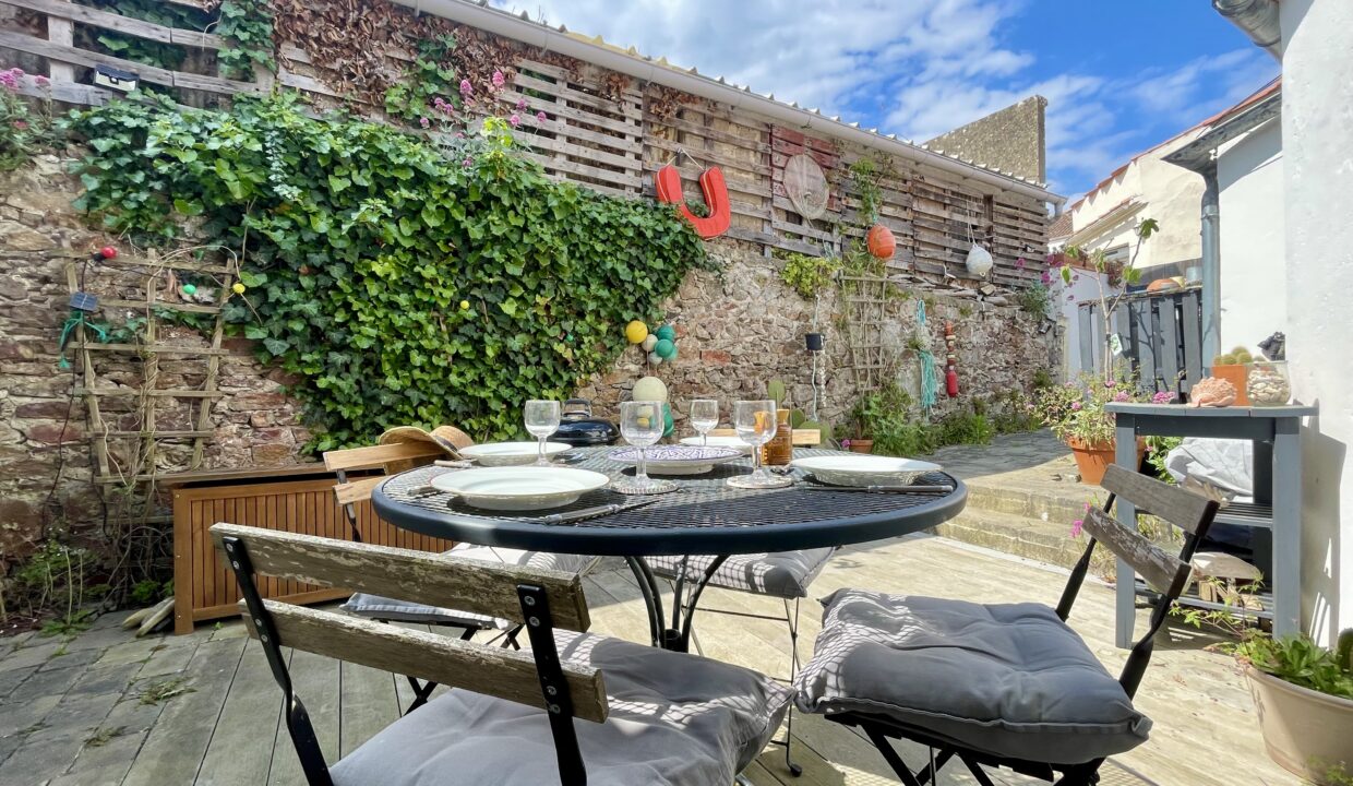 Atelier-dartiste-esprit-loft-au-coeur-du-bourg-authentique-de-Brem-Sur-Mer-55-m²-3-couchages-WIFI-1