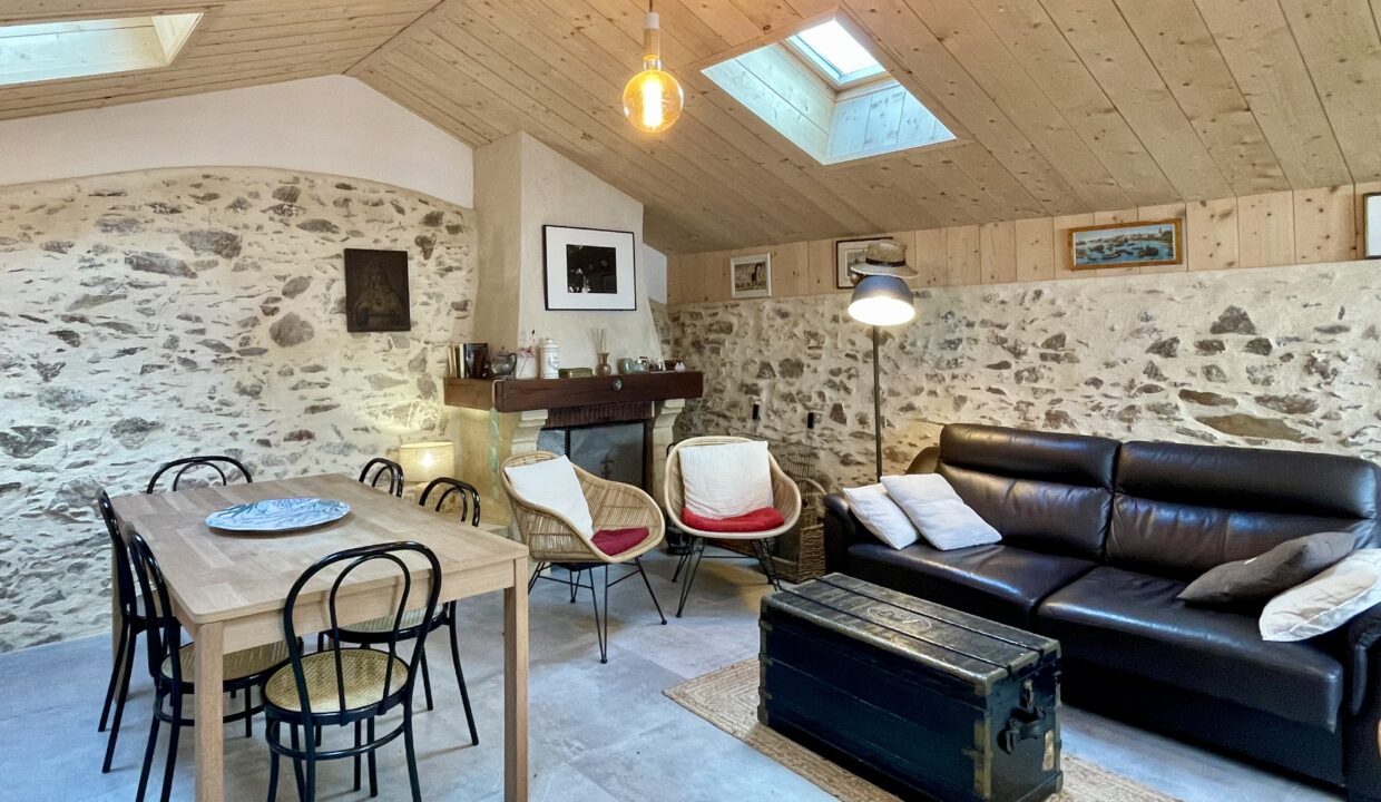 Atelier-dartiste-esprit-loft-au-coeur-du-bourg-authentique-de-Brem-Sur-Mer-55-m²-3-couchages-WIFI-10