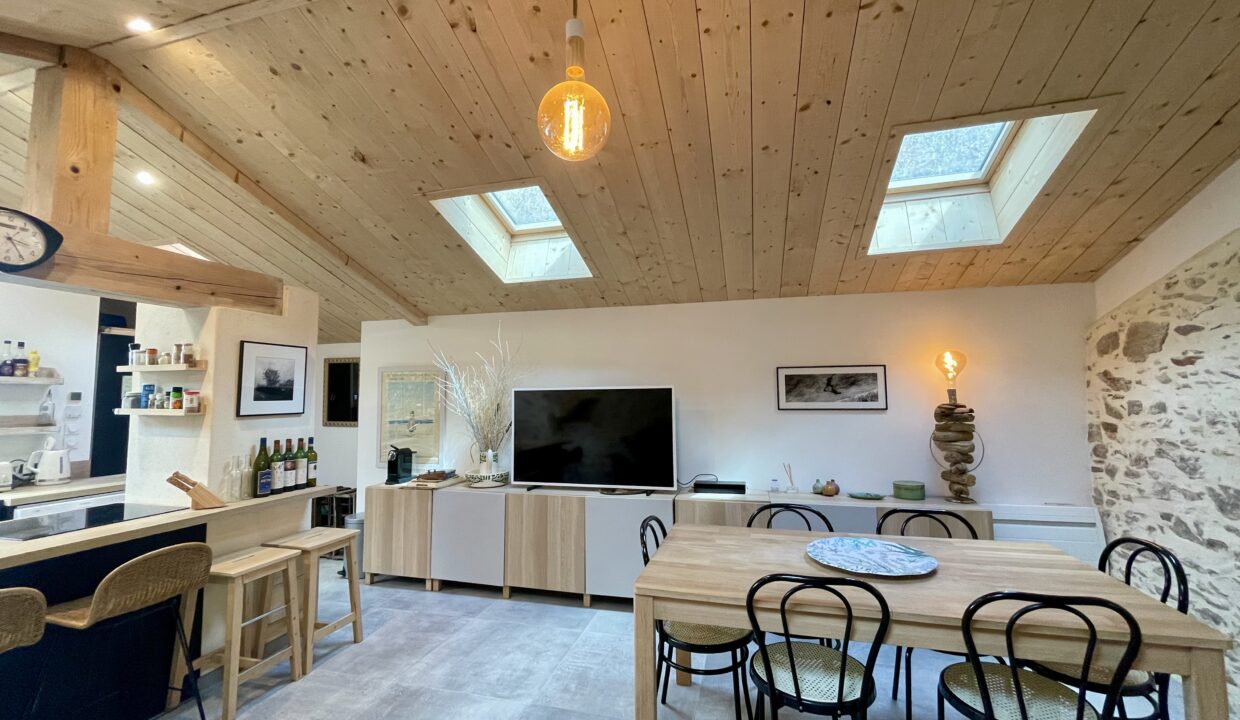 Atelier-dartiste-esprit-loft-au-coeur-du-bourg-authentique-de-Brem-Sur-Mer-55-m²-3-couchages-WIFI-12