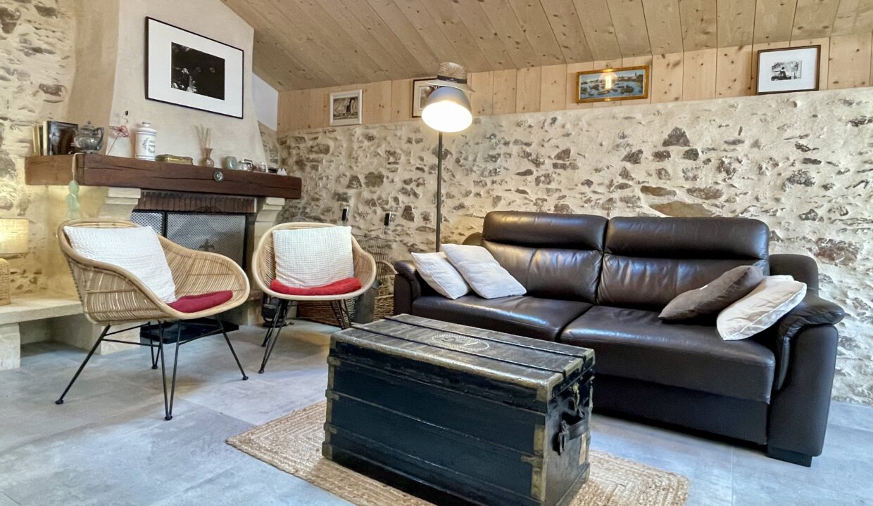 Atelier-dartiste-esprit-loft-au-coeur-du-bourg-authentique-de-Brem-Sur-Mer-55-m²-3-couchages-WIFI-13