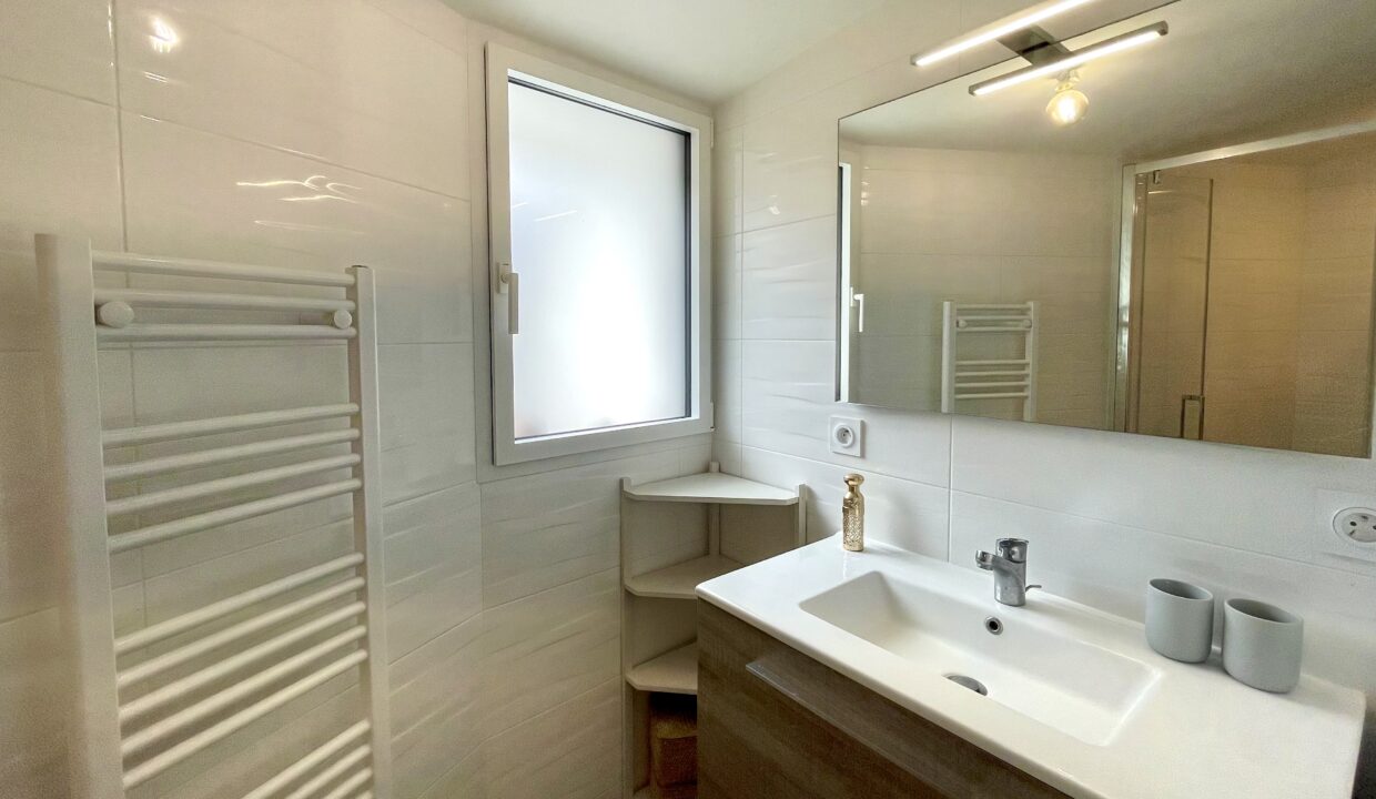 Atelier-dartiste-esprit-loft-au-coeur-du-bourg-authentique-de-Brem-Sur-Mer-55-m²-3-couchages-WIFI-14