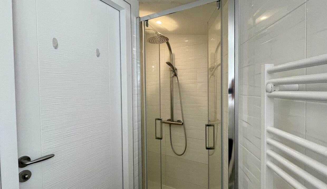 Atelier-dartiste-esprit-loft-au-coeur-du-bourg-authentique-de-Brem-Sur-Mer-55-m²-3-couchages-WIFI-15
