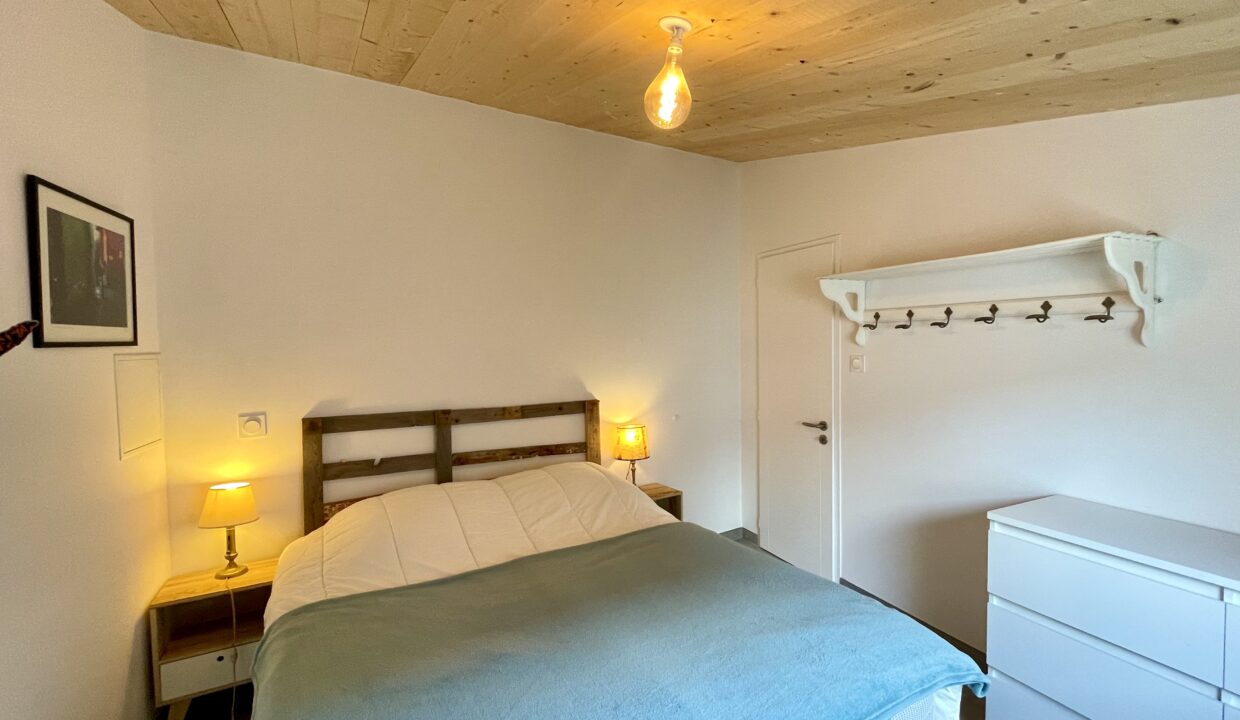 Atelier-dartiste-esprit-loft-au-coeur-du-bourg-authentique-de-Brem-Sur-Mer-55-m²-3-couchages-WIFI-16