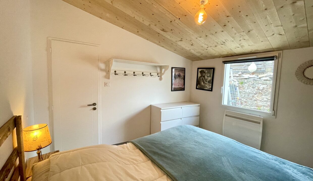 Atelier-dartiste-esprit-loft-au-coeur-du-bourg-authentique-de-Brem-Sur-Mer-55-m²-3-couchages-WIFI-17