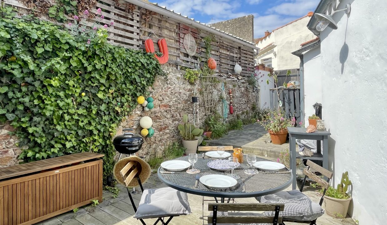 Atelier-dartiste-esprit-loft-au-coeur-du-bourg-authentique-de-Brem-Sur-Mer-55-m²-3-couchages-WIFI-18