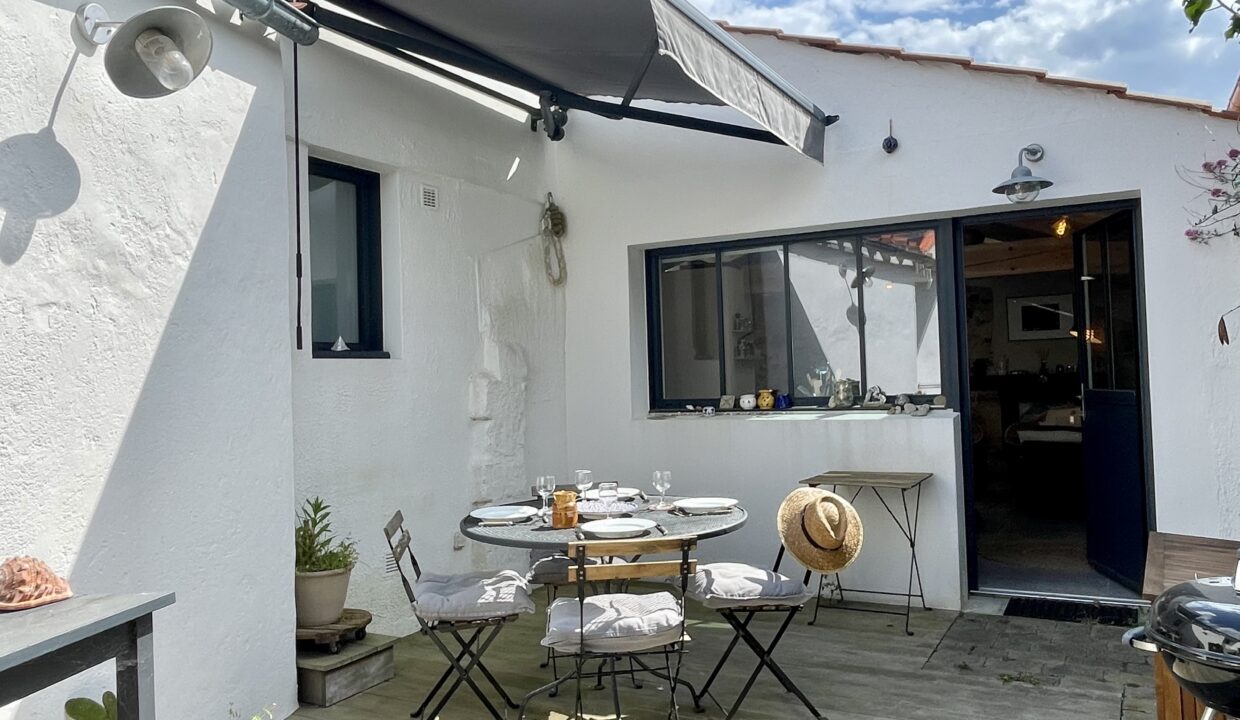 Atelier-dartiste-esprit-loft-au-coeur-du-bourg-authentique-de-Brem-Sur-Mer-55-m²-3-couchages-WIFI-19