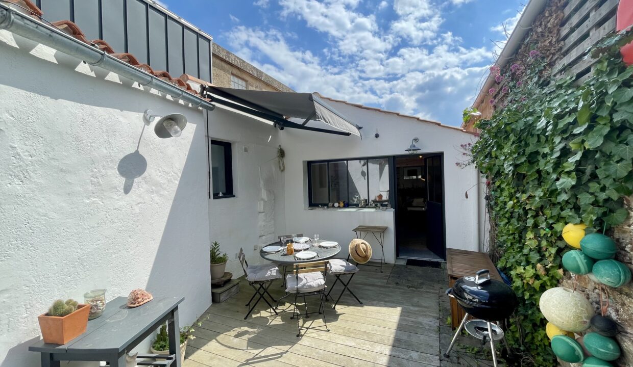 Atelier-dartiste-esprit-loft-au-coeur-du-bourg-authentique-de-Brem-Sur-Mer-55-m²-3-couchages-WIFI-2