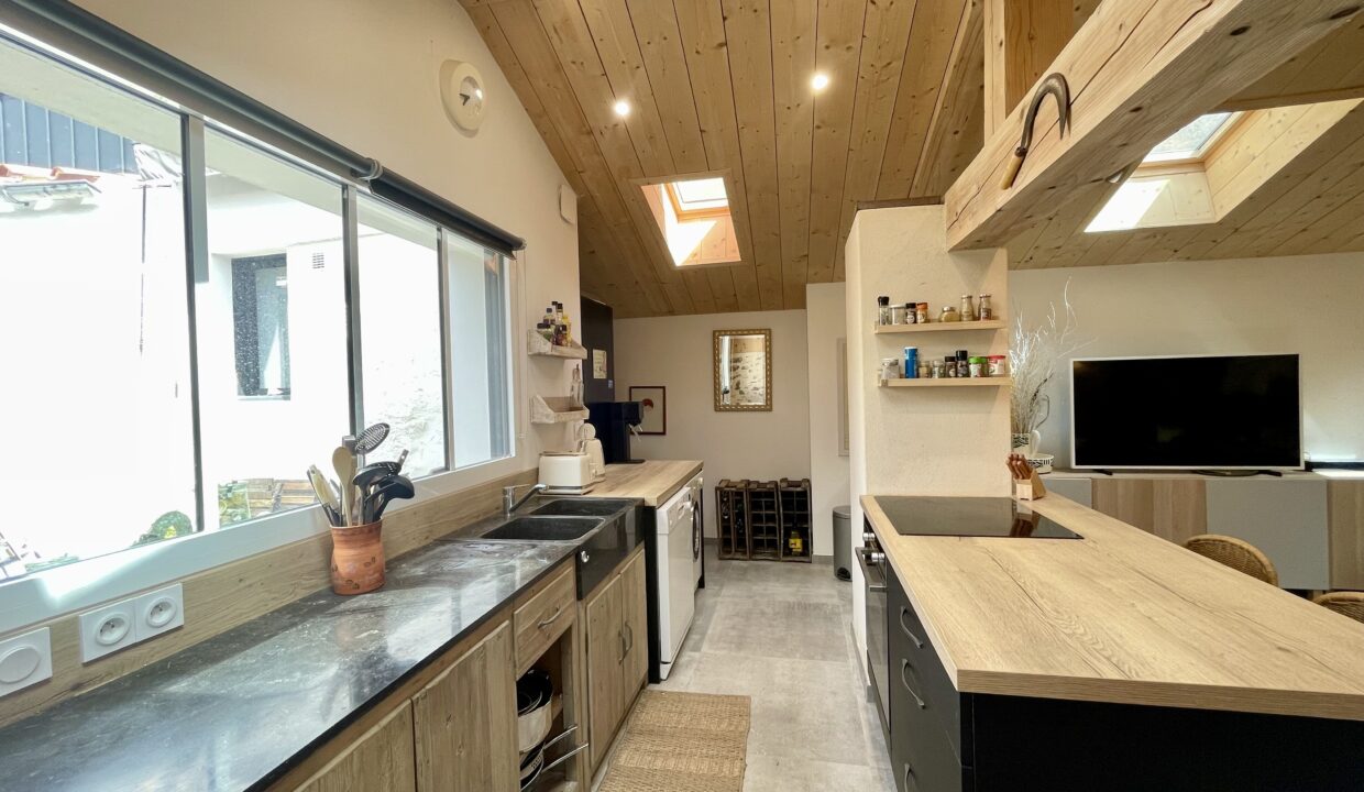 Atelier-dartiste-esprit-loft-au-coeur-du-bourg-authentique-de-Brem-Sur-Mer-55-m²-3-couchages-WIFI-3