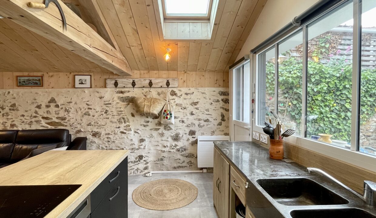 Atelier-dartiste-esprit-loft-au-coeur-du-bourg-authentique-de-Brem-Sur-Mer-55-m²-3-couchages-WIFI-4