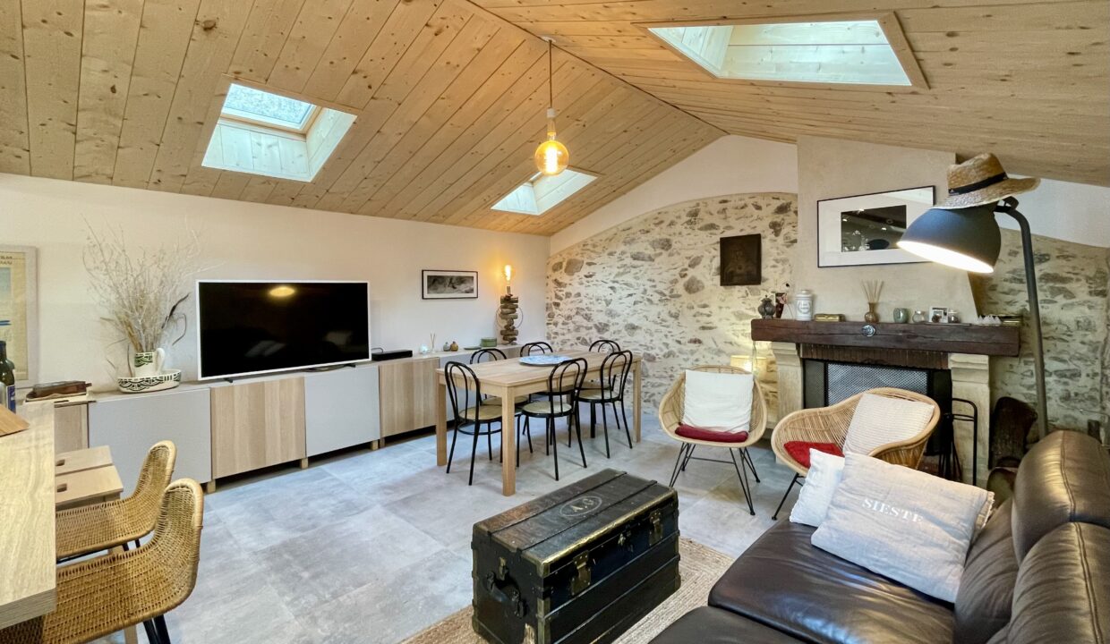 Atelier-dartiste-esprit-loft-au-coeur-du-bourg-authentique-de-Brem-Sur-Mer-55-m²-3-couchages-WIFI-9