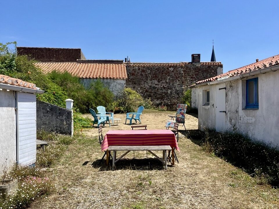 Au-coeur-du-bourg-de-Brem-Sur-Mer-maison-4-couchages-1-chambre-avec-jardin-Acces-WIFI-10