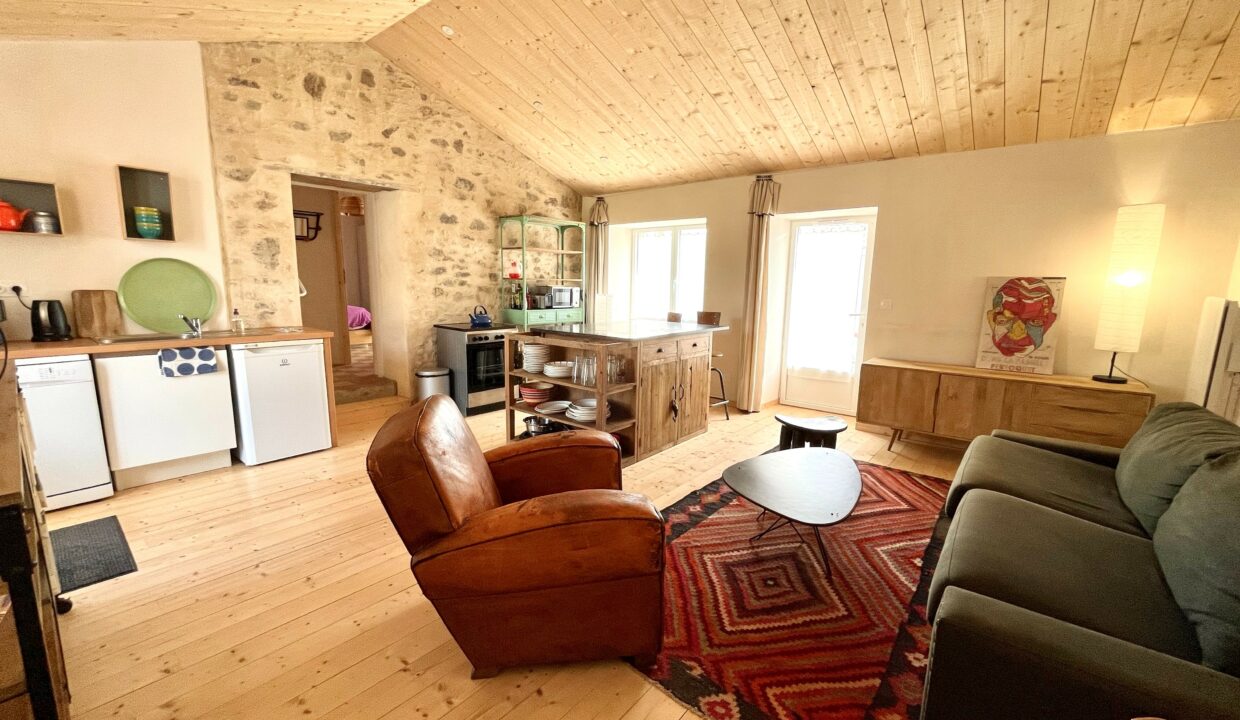 Au-coeur-du-bourg-de-Brem-Sur-Mer-maison-4-couchages-1-chambre-avec-jardin-Acces-WIFI-3