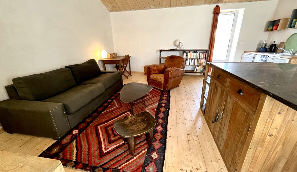 Au-coeur-du-bourg-de-Brem-Sur-Mer-maison-4-couchages-1-chambre-avec-jardin-Acces-WIFI-5