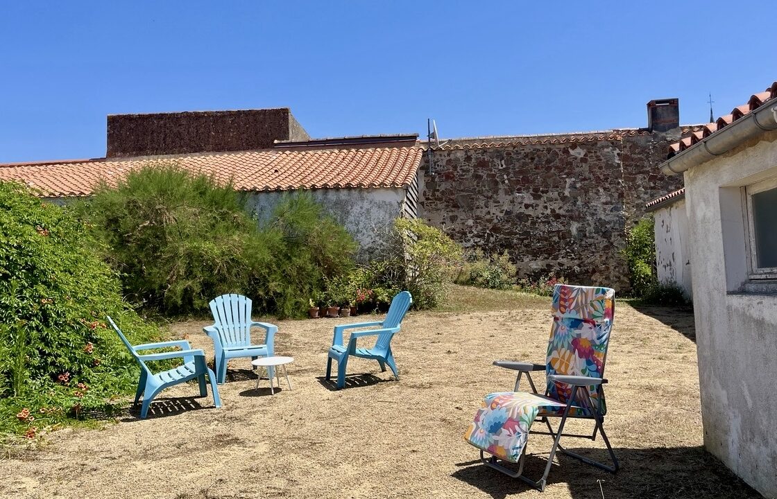 Au-coeur-du-bourg-de-Brem-Sur-Mer-maison-4-couchages-1-chambre-avec-jardin-Acces-WIFI-9