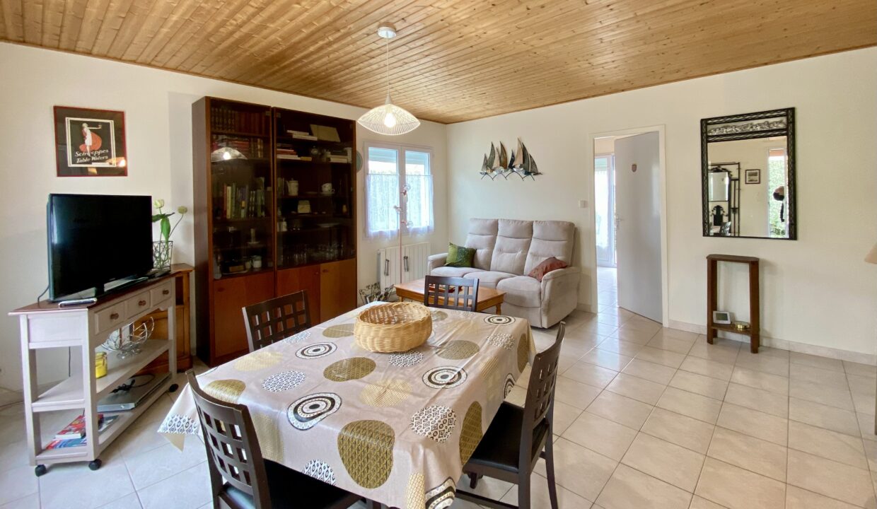 LA-PAREE-400m-de-la-plage-maison-de-pays-3-chambres-5-couchages-avec-jardin-clos-parking-WIFI-3