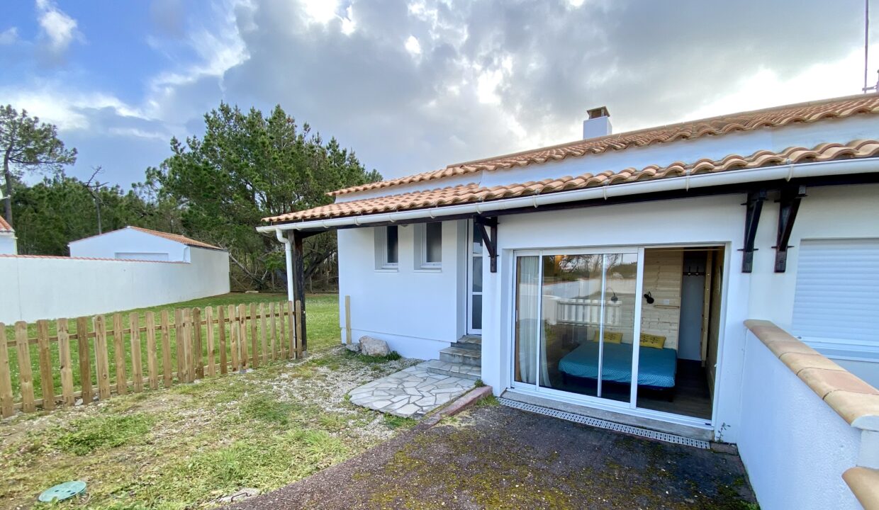 LA-SAUZAIE-au-calme-dune-impasse-maison-cosy-avec-grand-terrain-clos-et-pergola-bioclimatique-WIFI-Animaux-admis-12