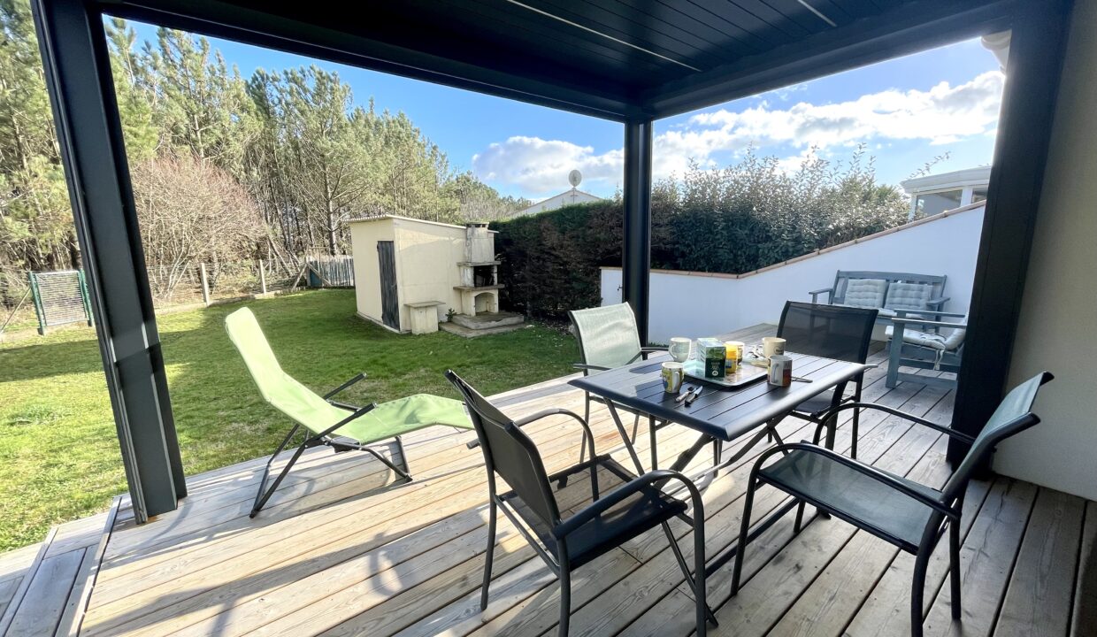 LA-SAUZAIE-au-calme-dune-impasse-maison-cosy-avec-grand-terrain-clos-et-pergola-bioclimatique-WIFI-Animaux-admis-14