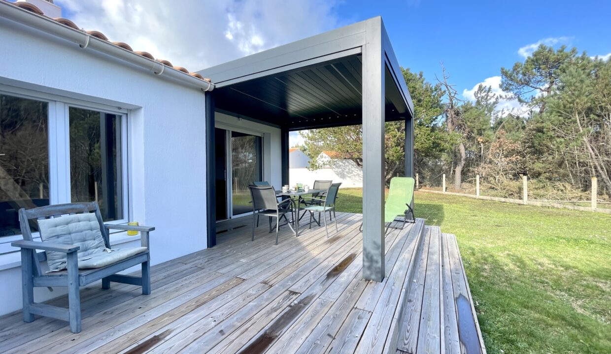 LA-SAUZAIE-au-calme-dune-impasse-maison-cosy-avec-grand-terrain-clos-et-pergola-bioclimatique-WIFI-Animaux-admis-15