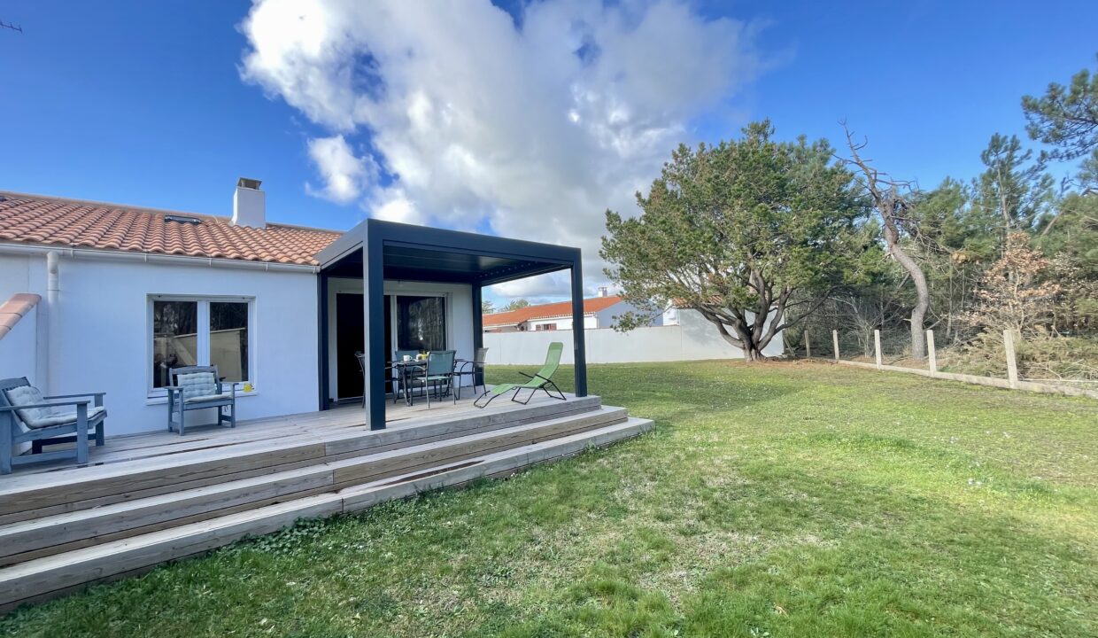 LA-SAUZAIE-au-calme-dune-impasse-maison-cosy-avec-grand-terrain-clos-et-pergola-bioclimatique-WIFI-Animaux-admis-16