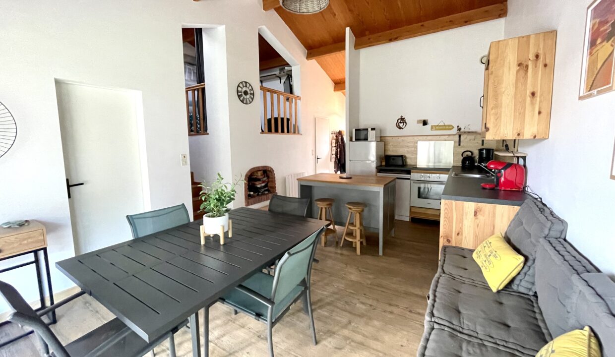 LA-SAUZAIE-au-calme-dune-impasse-maison-cosy-avec-grand-terrain-clos-et-pergola-bioclimatique-WIFI-Animaux-admis-5